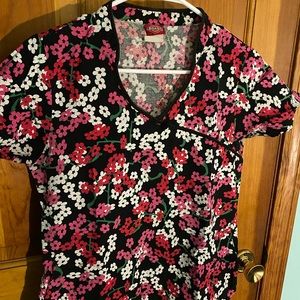 💚Dickies brand; colorful flower pattern scrub top (S)